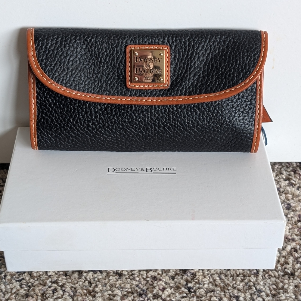 Brand New Dooney & Bourke Pebble Grain Continental Clutch Wallet